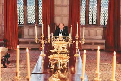 J. Paul Getty, el abuelo de la familia, se recluyó en su mansión inglesa de Sutton Place, y se mantuvo distante de sus hijos, mientras su voracidad por los negocios crecía al mismo tiempo que su avaricia