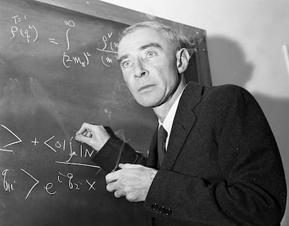 J. Robert Oppenheimer en su estudio en el Instituto de Estudios Avanzados en Princeton, en 1957