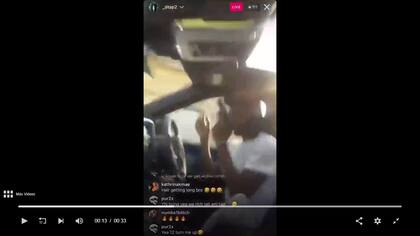 Ja Morant, estrella de los Memphis Grizzlies, aparece en un directo en Instagram sujetando un arma dentro de un coche. Captura de video