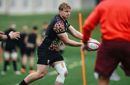 Jac Morgan se apresta a pasar la pelota en el entrenamiento de este jueves con miras a los Pumas; es una de las figuras de un seleccionado que quedó escaso en estrellas.