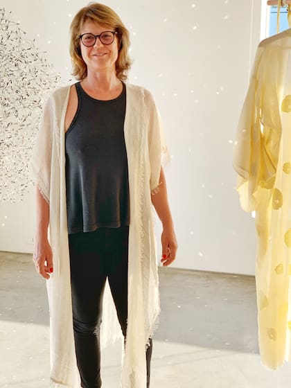 Jacinta Grondona comercializa sus prendas igual que sus trabajos artísticos.