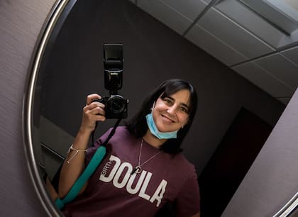 Jacinta Lagos es documentalista de partos y doula en EE.UU.