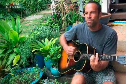 Jack Johnson, guitarra en mano, hizo una versión de "Better together"