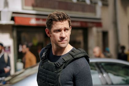 El ascendente John Krasinski, tras las buenas críticas que recibió como guionista y director de Un lugar en silencio, encarna al espía creado de Tom Clancy