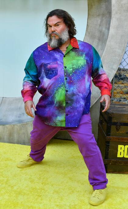 Jack Black está acostumbrado a lucir prendas estridentes y este evento no fue la excepción: el divertido actor eligió una camisa con un estampado colorido que acompañó con un pantalón violeta y zapatillas íntegramente amarillas