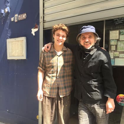 Jack Depp junto a Edouard Chueke, el propietario del restaurante donde solía trabajar en París