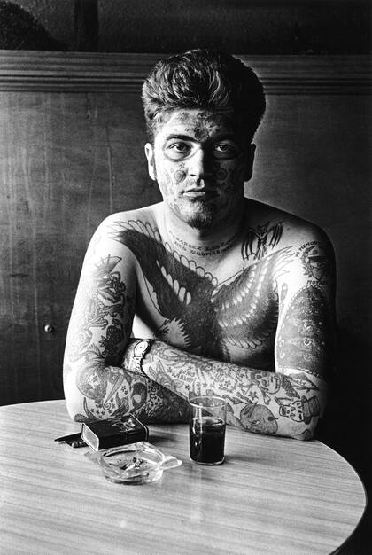 Jack Dracula en un bar, Nueva Londres, Connecticut 1961 Impresión en gelatina de plata © The Estate of Diane Arbus, LLC. Todos los derechos reservados 