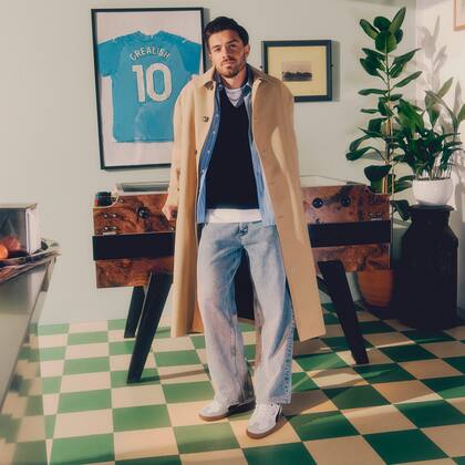 Jack Grealish, estrella de Manchester City, con un estilo clásico y creativo.