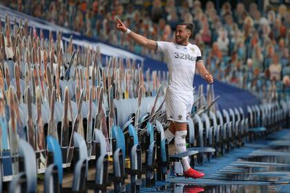 Jack Harrison y su festejo con los "hinchas cartones" del Leeds, durante el partido con Fulham, por el Championship inglés. Los dirigidos por Marcelo Bielsa sacaron ocho puntos de ventaja sobre el tercero cuando quedan 21 unidades (siete partidos) por jugarse.