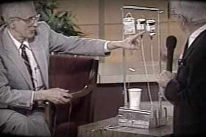 Jack Kevorkian muestra su Thanatron o máquina de la muerte en la televisión estadounidense para promocionar su método de suicidio asistido