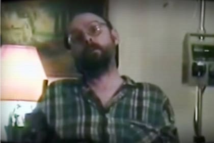 Jack Kevorkian pasó en un programa televisivo el video de cómo le inyectaba él mismo una sustancia letal a su paciente Thomas Youk, que padecía ELA, y por esta causa fue condenado a prisión por asesinato en segundo grado