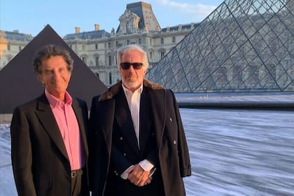 Jack Lang, el exministro de Cultura de Francia posando con Jeffrey Epstein frente a la pirámide del Louvre en Paris