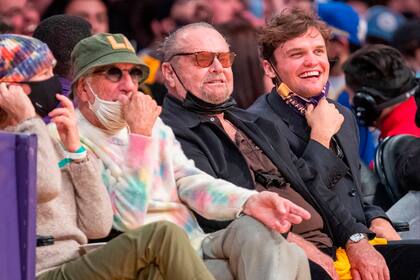 Jack Nicholson en 2021 en el Staples Center junto a su hijo, Ray