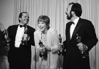 Jack Nicholson, Shirley MacLaine y James L. Brooks disfrutando de sus respectivos premios Oscar