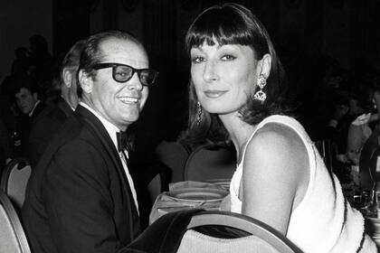 Jack Nicholson y Anjelica Huston en una imagen incluida en Mírame, su autobiografía, editada en castellano por Lumen