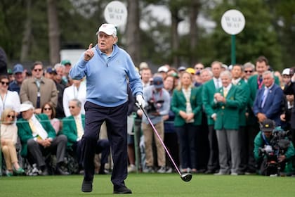 Jack Nicklaus, hace un gesto antes de realizar el tee ceremonial del Masters de Augusta, el jueves 11 de abril de 2024 (AP Foto/George Walker IV)