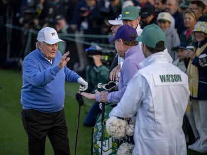 Jack Nicklaus saluda a Tom Watson en la ceremonia de la salida inaugural del Masters 2025; las dos leyendas "bendijeron" a McIlroy
