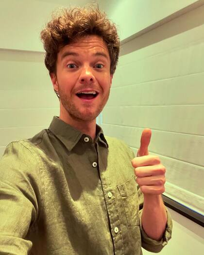 Jack Quaid decidió trabajar en thrillers en lugar de comedias románticas para diferenciarse de su madre