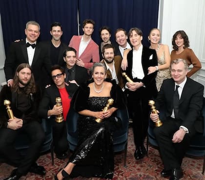 Jack Quaid junto al elenco de Oppenheimer tras la ceremonia de los Globos de Oro