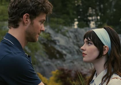 Jack Quaid y Sophie Thatcher como Josh e Iris en la nueva película, Compañera perfecta