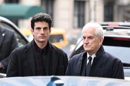 Jack Schlossberg, hermano menor de Tatiana, y su padre, Edwin Schlossberg, quien lleva casi 40 años de matrimonio con Caroline Kennedy