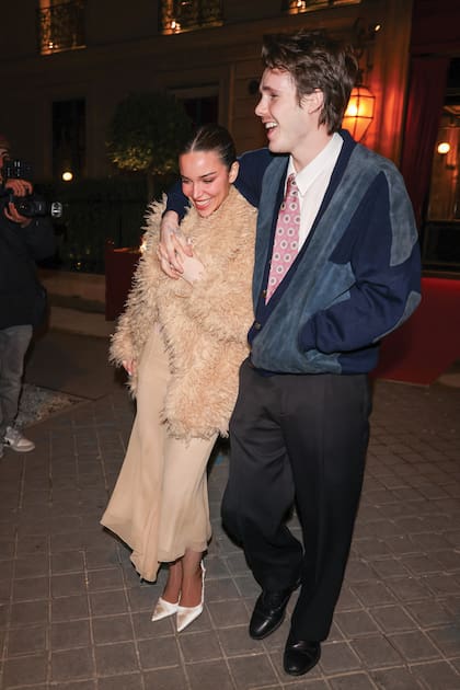 Jackie Apostel y Cruz Beckham les hicieron frente a los flashes a pura risa