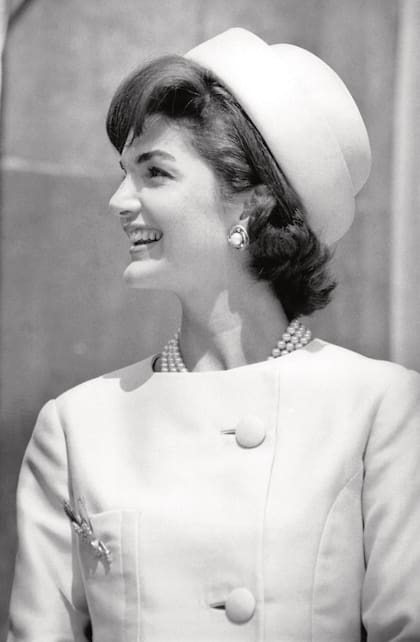 Jackie Kennedy en la ceremonia de investidura de su marido, John F. Kennedy, en 1961, con un pillbox diseñado por Halston que combinaba con el resto de su look, creación de Oleg Cassini.