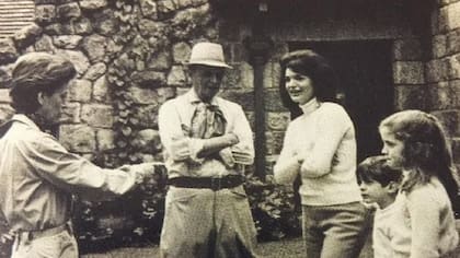 Jackie Kennedy y sus hijos con los Cárcano, en San Miguel. 
