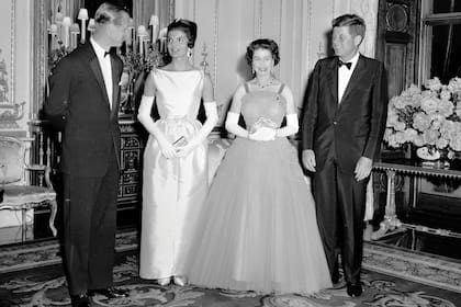 Jackie y John –considerados los royals de Estados Unidos–, en un encuentro con el príncipe Felipe de Edimburgo y la reina Isabel II en el Palacio de Buckingham, en 1961. Al igual que el día fatídico del asesinato de su marido, la primera dama lució un diseño de Chez Ninon.