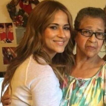 Jackie y su abuela posan para una foto