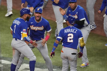 Jackson Chourio (1), de Venezuela, celebra después de anotar carrera durante la sáptima entrada del juego de béisbol del Clásico Mundial ante Italia, el lunes 16 de marzo de 2026, en Miami. (AP Foto/Lynne Sladky)