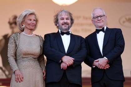 Jackson posa en la alfombra roja junto a las principales autoridades del Festival de Cannes, Iris Knobloch y Thierry Frémaux