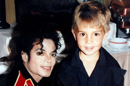 Jackson y Wade Robson cuando era pequeño; el ahora coreógrafo afirma que fue abusado "cientos de veces" por el músico en su infancia en este documental que estrena HBO