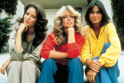 Jaclyn Smith, Farrah Fawcett y Kate Jackson en una imagen promocional de Los ángeles de Charlie, la serie que las hizo famosas y que se estrenó en septiembre de 1976.