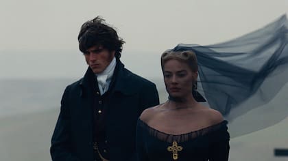 Jacob Elordi y Margot Robbie en la adaptación libre que Emerald Fennell hizo de la novela Cumbres borrascosas