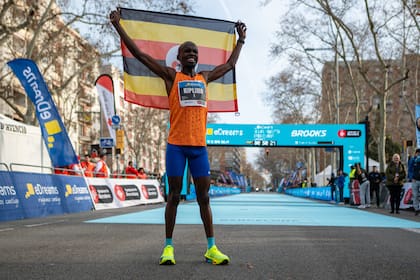 Jacob Kiplimo muestra orgulloso la bandera de Uganda tras triunfar en tierra catalana