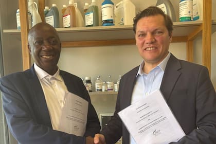 Jacob Modumo, CEO OBP y Esteban Turic, CEO de Biogénesis Bagó