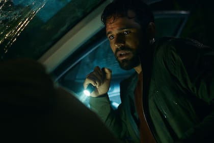 Jacob Scipio como Tyler, un entusiasta del aire libre que ve transformada su aventura por las rutas en un viaje de terror