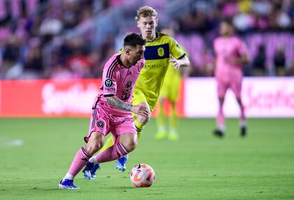Jacob Shaffelburg persigue a Messi durante el choque entre Nashville e Inter Miami, por la Concachampions, en marzo último