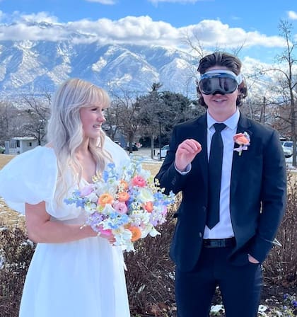 Jacob Wright se casó con su esposa, Cambree, con los anteojos Vision Pro de Apple puestos