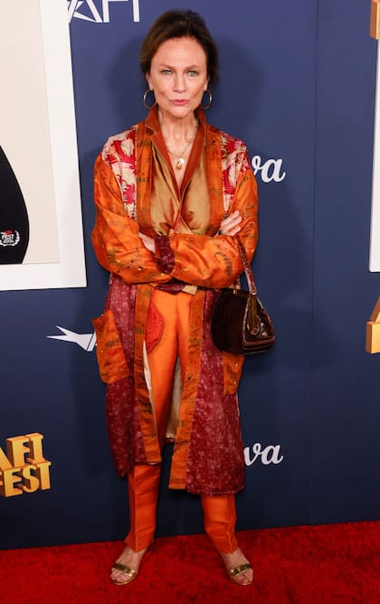 Jacqueline Bisset también fue parte de este festival, pero en su caso fue para asistir a la presentación de Maria. La artista apostó por el color con un conjunto de tres piezas en tonos naranja, rojo y tierra