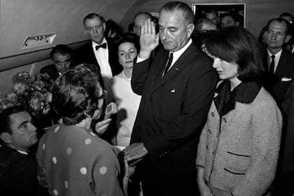 Jacqueline Kennedy mantuvo su look durante la jura de Johnson e incluso hasta su regreso a Washington