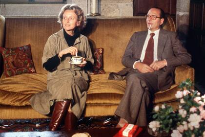 Chirac, en su época como alcalde de París, junto a su esposa, Bernadette
