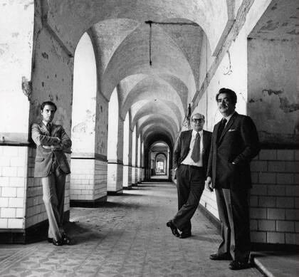 Jacques Bedel, Clorindo testa y Luis Benedit posan para Oscar Balducci en la foto que ilustró el catálogo de la muestra aniversario por los 30 años del Recoleta