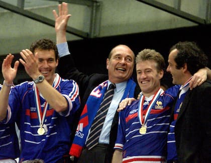 Jacques Chirac celebra con Blanc y Deschamps (campeones de 1998), al lado de Michel Platini