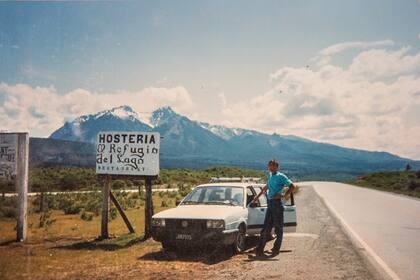 Jacques junto a un letrero de la primera época de la Hostería Refugio del Lago.