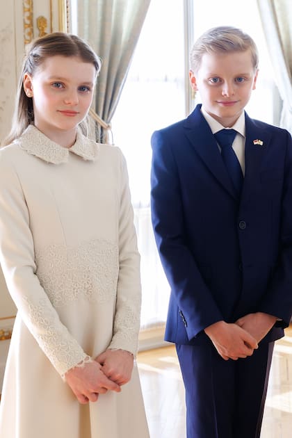 Jacques y Gabriella brillaron en su rol de pequeños embajadores. Los mellizos le entregaron al Sumo Pontífice un ramo de flores blancas y amarillas (los colores del Vaticano)