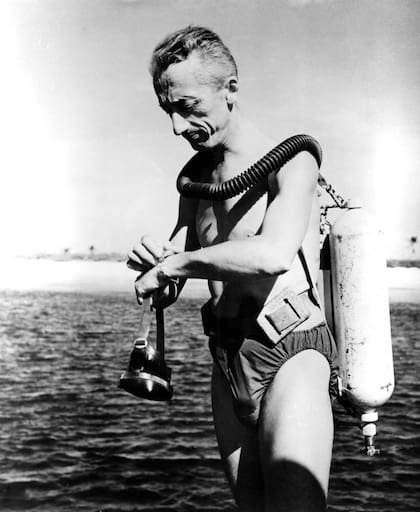 Jacques Yves Cousteau, además de expedicionista océanico, fue inventor del "aqualung" o pulmón de agua: el primer aparato que permitió al ser humano respirar bajo el agua por mucho tiempo; hoy se conoce a este invento como "scuba"