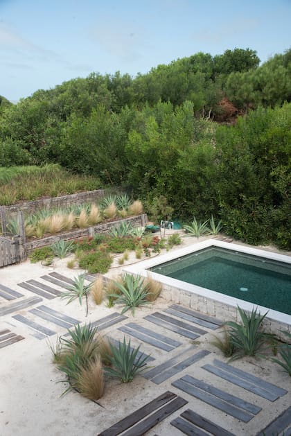 Jacuzzi con caminos de quebrachos cepillados muestran el recorrido del jardín marítimo