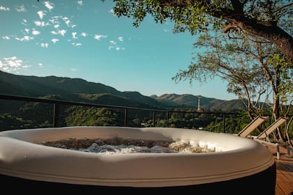 Jacuzzi con vista al valle, ideal para un baño relajante.